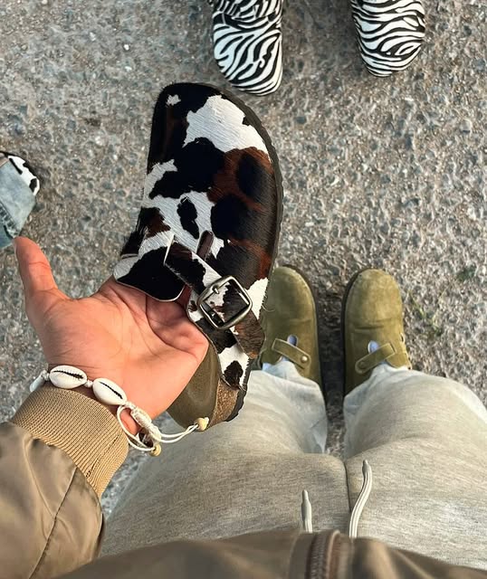 AMRACĪA clogs in an everyday outfit